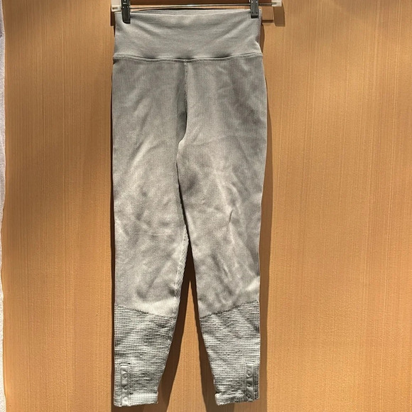 Aerie Offline Women's Main Squeeze Seamless High Rise Waffle Leggings Stone Gray - Picture 1 of 11